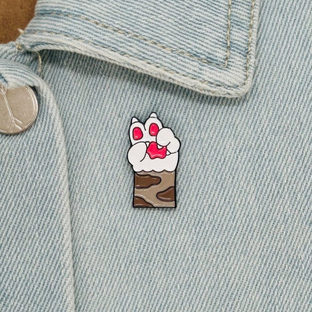 ✨Plam for Win Enamel Pin Cat Paw Shape Alloy Enamel Pin Brooch In Camo Sleeve✨